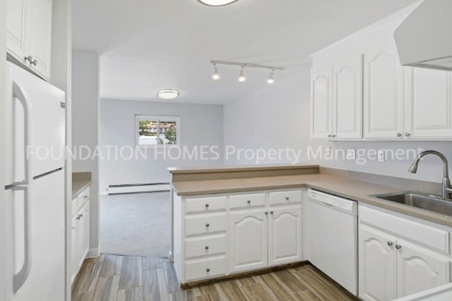 Building Photo - 1123 S Eliseo Dr