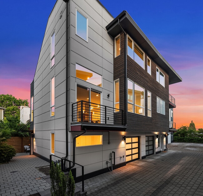 Building Photo - 818A 25th Ave S