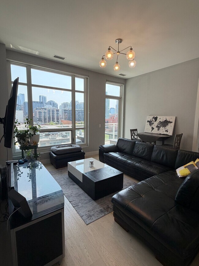 Foto del edificio - 367 W Locust St
