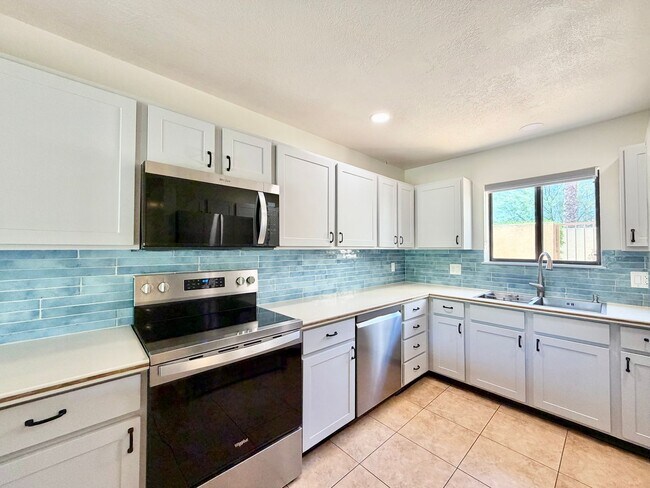 Foto del edificio - AVAILABLE NOW! GORGEOUS Two-Story 2 Bedroom 2 Bathroom Condo in Palm Desert