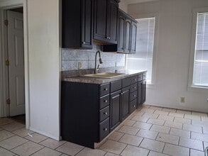 Building Photo - 2302 W Vine St