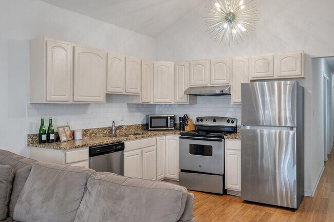 Foto del edificio - Awesome Three Bedroom One Bath Home - Downtown Charleston - Excellent Location!