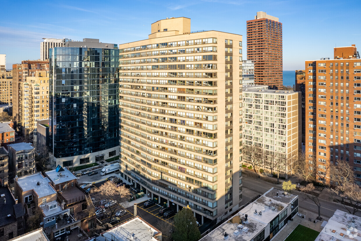 Foto principal - 2930 N Sheridan Rd