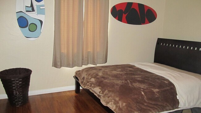 Building Photo - 2 bedroom 1 bath House very close to the b...