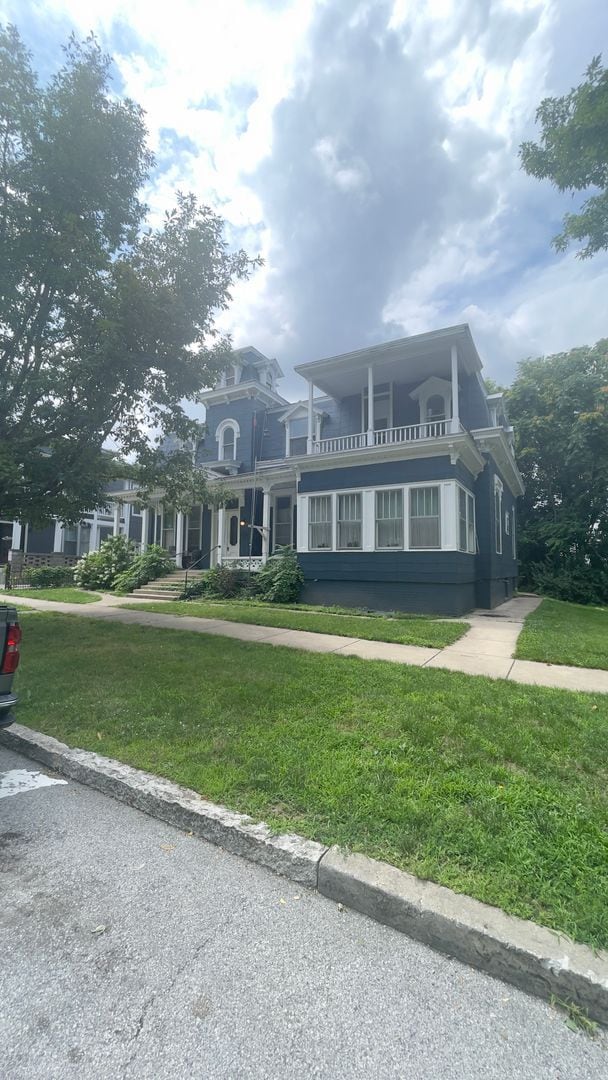 Building Photo - Historic, Upstairs One Bedroom Apartment