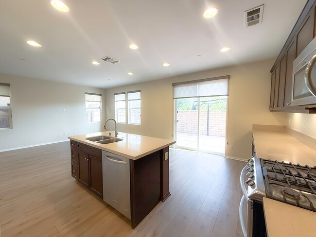 Building Photo - 10816 Lotus Dr