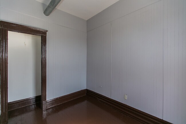 Building Photo - 2332 W 42nd St
