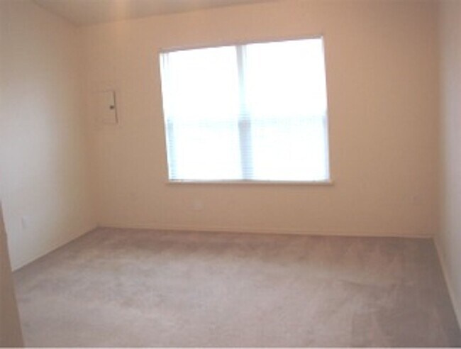 Building Photo - Large 3 bedroom 2 bath duplex with private...
