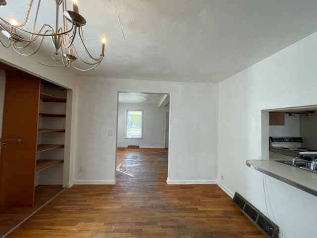 Foto del edificio - 1343 E Bowman St