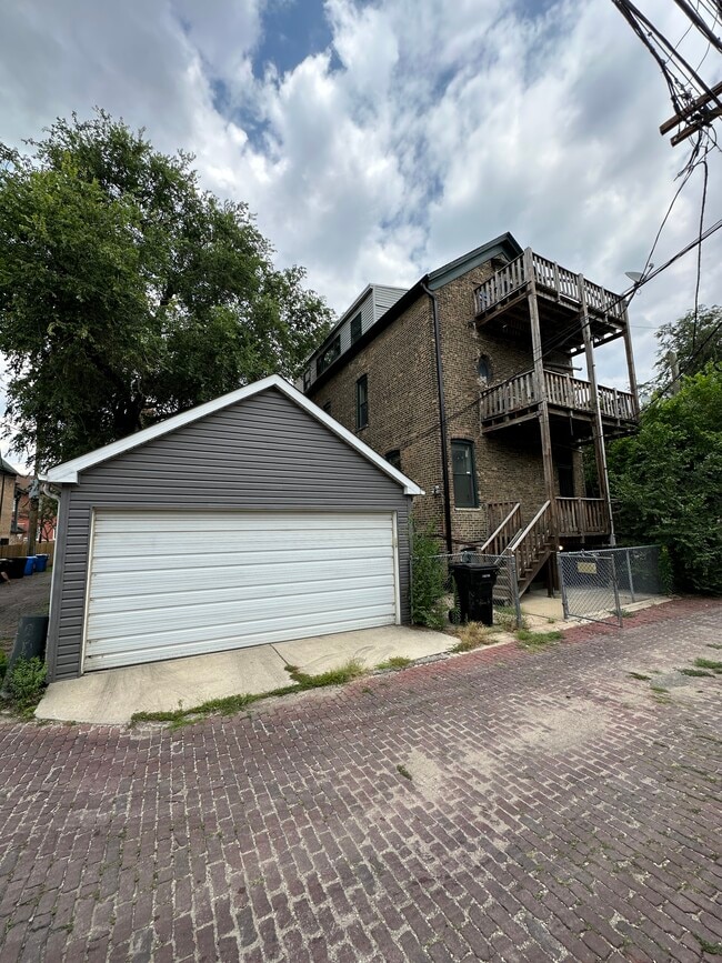 Building Photo - 2139 W North Ave