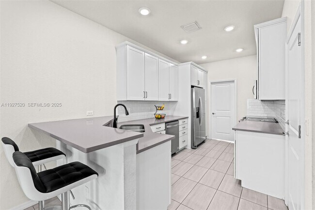 Foto del edificio - 1190 Eucalyptus Dr