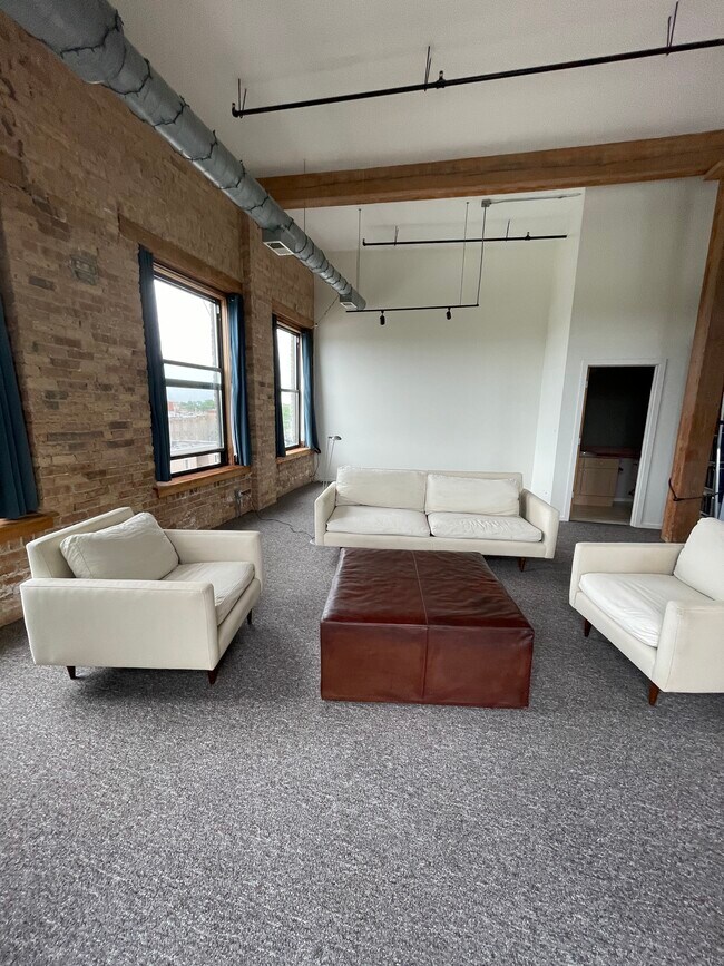 Building Photo - 2511 W Moffat St