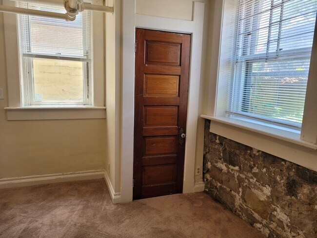 Interior Photo - 1210-12 Van Buren