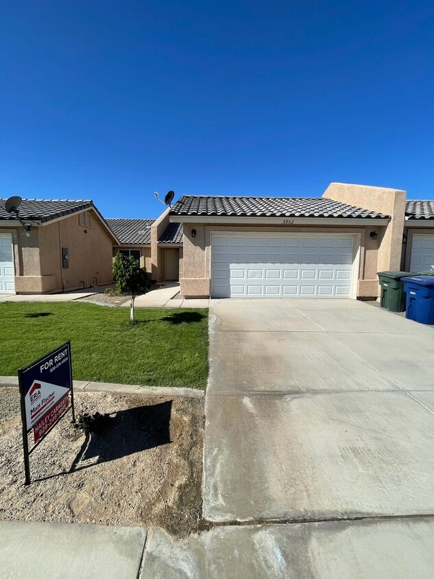 Primary Photo - Spacious Town Home in Desert Sky!