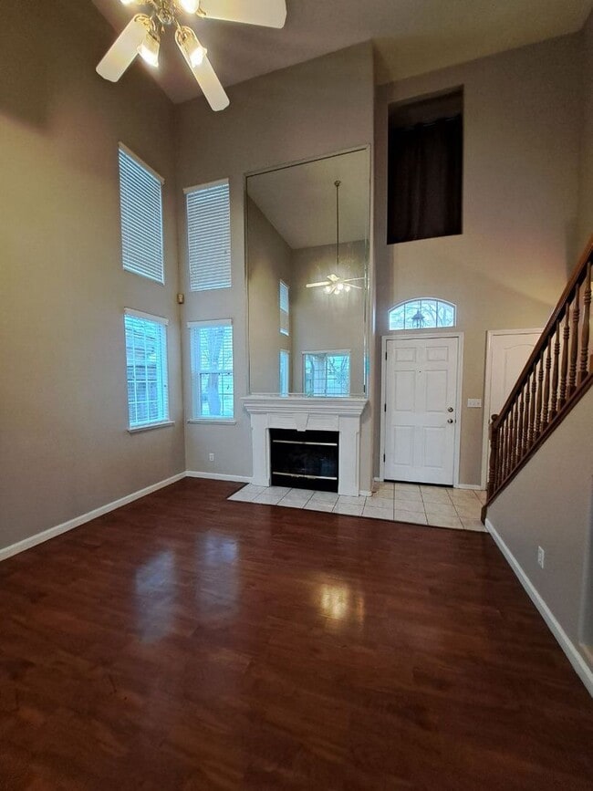 Building Photo - Comfortable 3BR Two-Story Home in Secure Fresno Community!