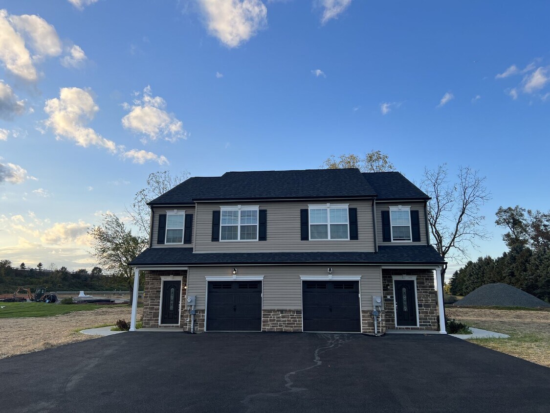 Primary Photo - AVAILABLE NOW! BRAND NEW Luxury 3 Bedroom,...