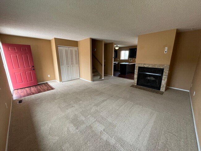 Building Photo - 3 Bed, 2 Bath Split Level with A/C! - Avai...
