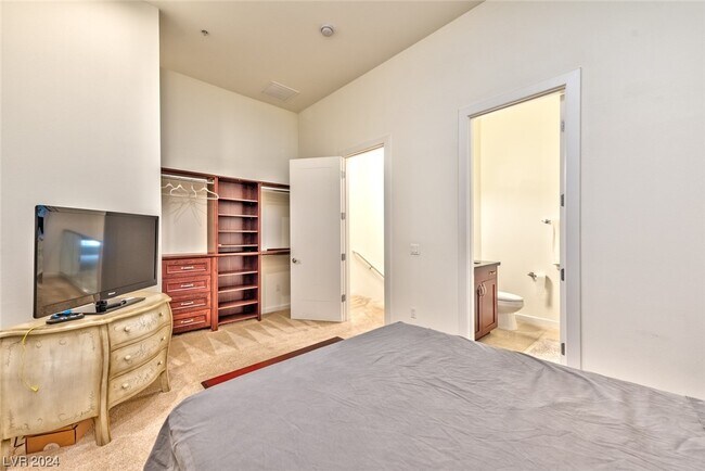 Building Photo - 4585 Dean Martin Dr