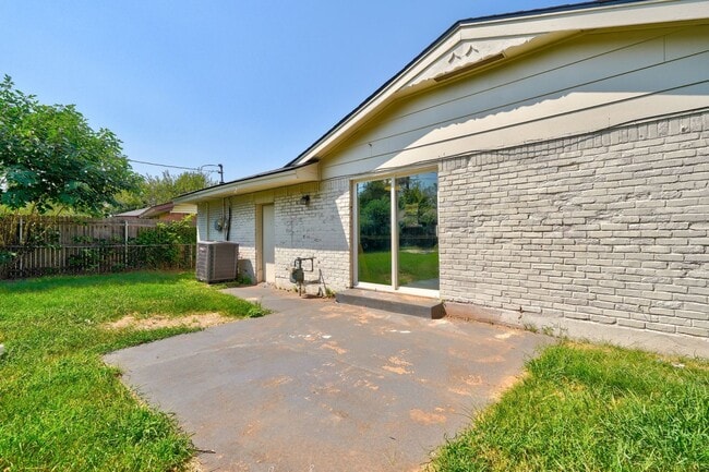 Building Photo - 3332 Greenbrier Terrace