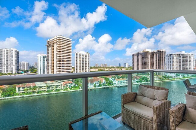 Foto del edificio - 19390 Collins Ave