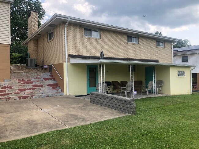 Building Photo - 2652 Skyline Dr