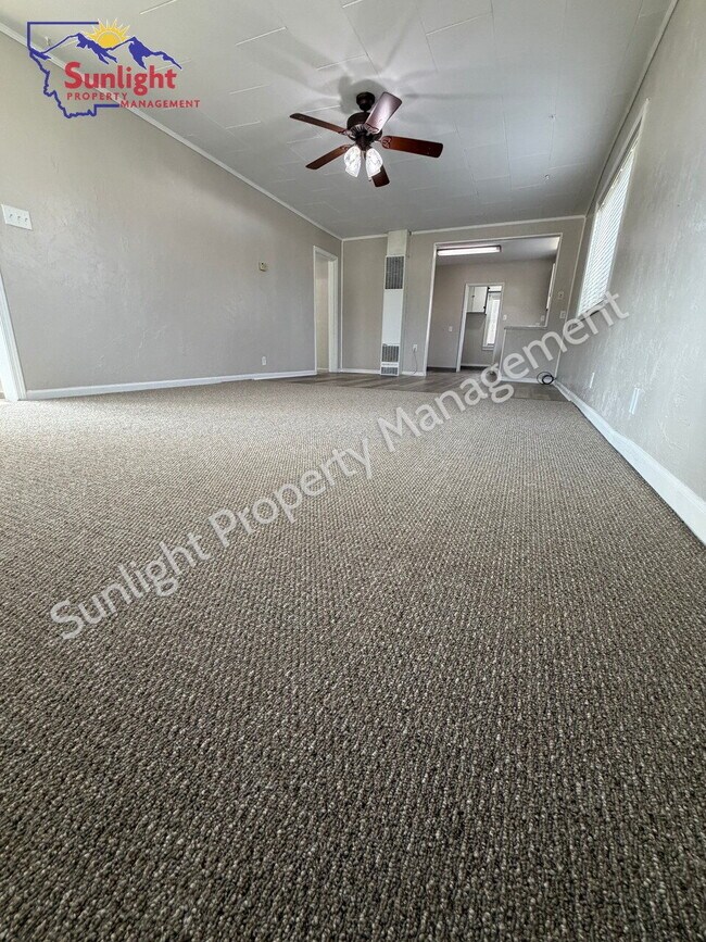 Foto del edificio - 2 Bed, 1 Bath Home with Detached Garage, Fenced Yard, and Built-In Storage