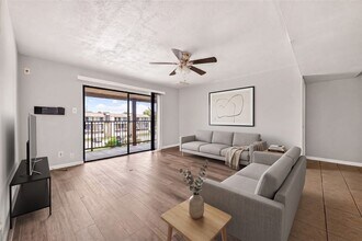Building Photo - 206 Plaza Verde Dr