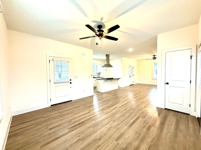 Building Photo - $2,500 Move-In-Special