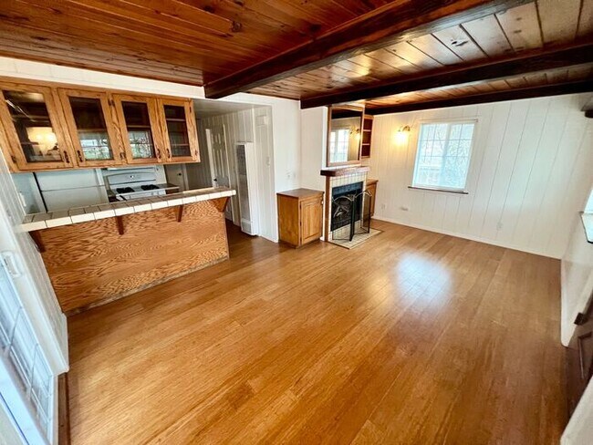 Foto del edificio - Beautiful, historic, Ocean Beach Cottage i...