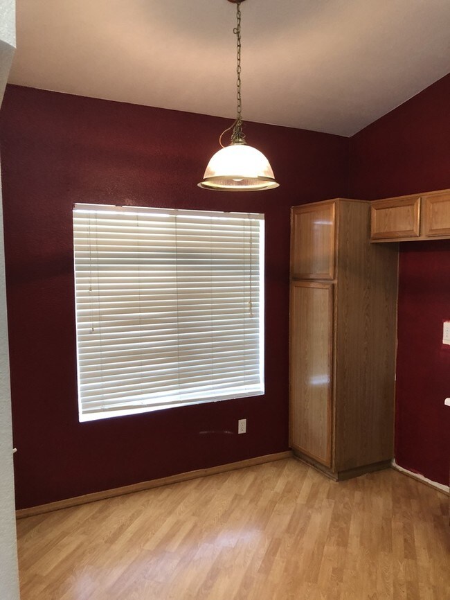 Building Photo - Riverbank 3 Bedroom 2 Bath with office