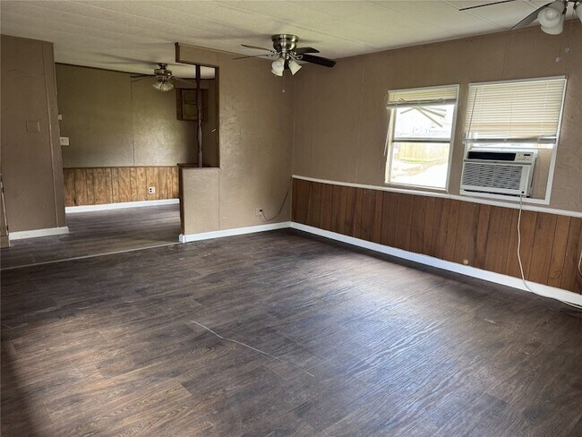 Building Photo - 854 Queenswood St