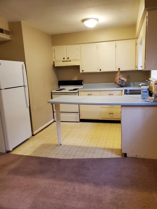 Kitchen - 843 Kerns Ave SW