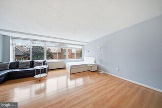 Building Photo - 922 24th St NW