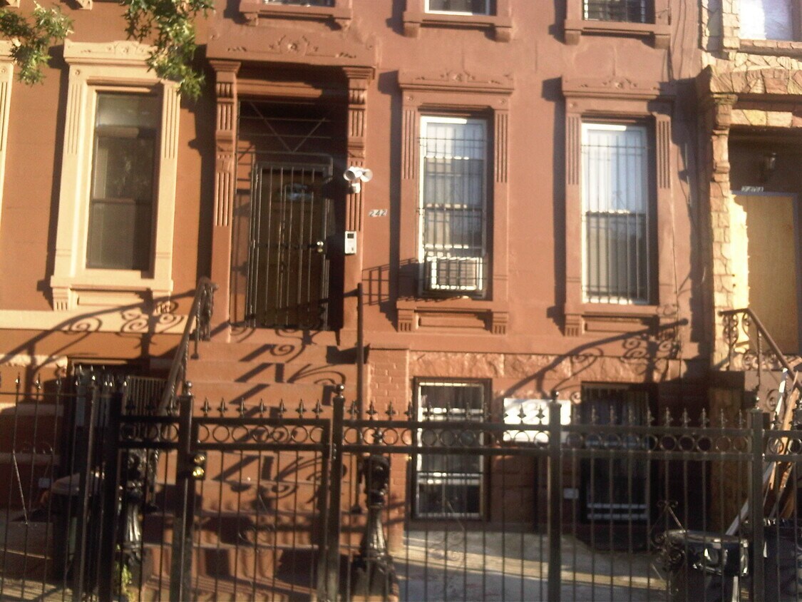 Primary Photo - 242 Vernon Ave