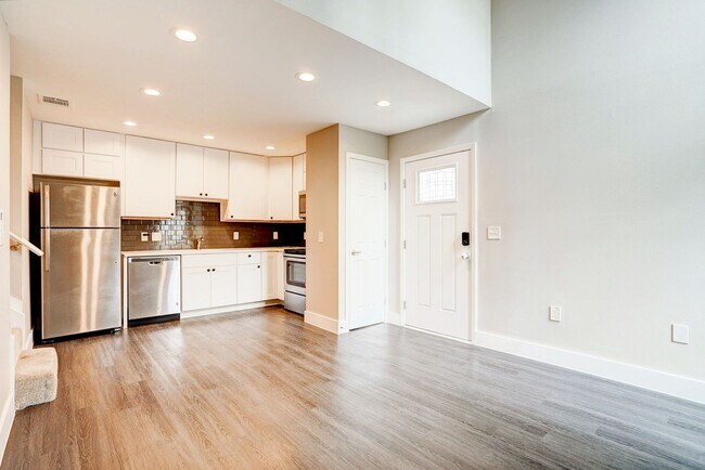 Foto del edificio - Stylish 2BD/2BA Two-Level Home with Firepl...