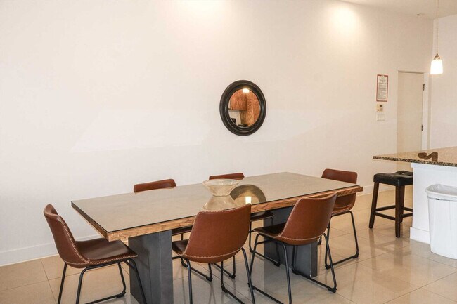 Foto del edificio - 150 Padre Blvd