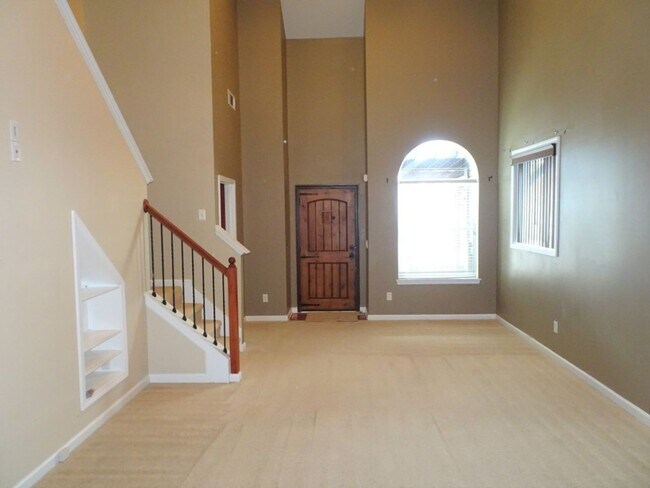 Building Photo - Prime Newnan location, close to everything...
