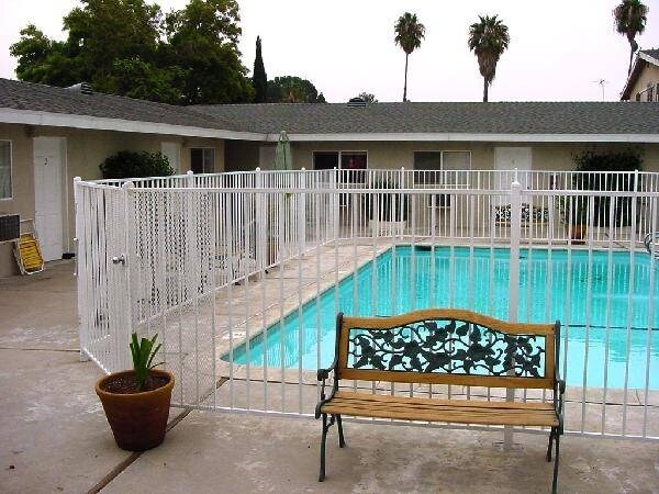 Vista de la piscina - Ward Street Apartments