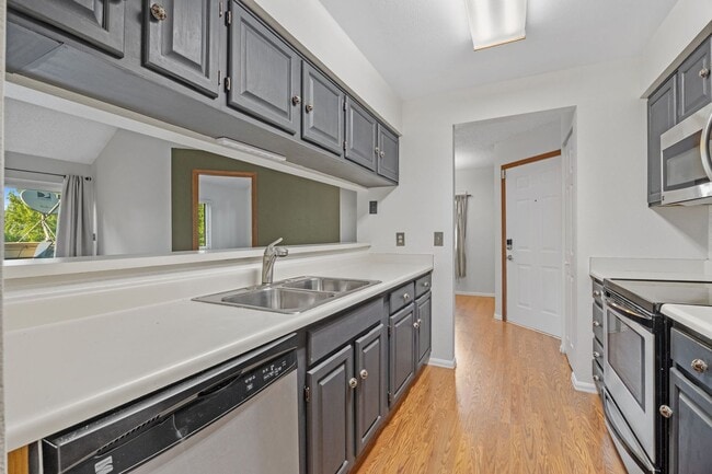Building Photo - Spacious 3BR/3BA Condo w/ Loft & Vaulted Ceilings!