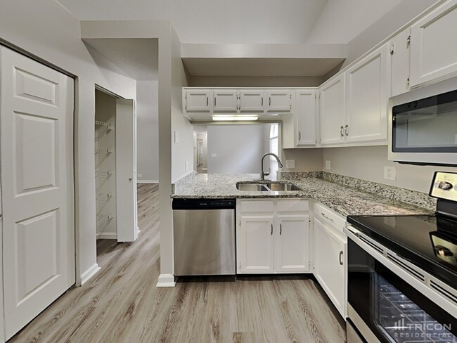 Building Photo - 1211 Wembley Dr