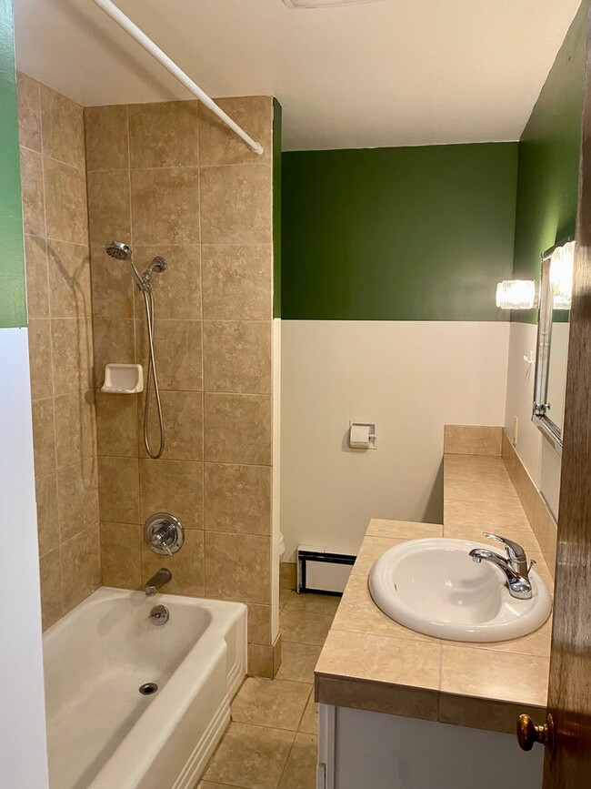 Building Photo - 2 bed 1 bath duplex. Less than 3 miles fro...