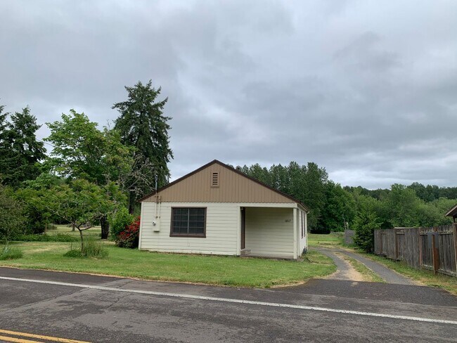 Foto del edificio - 2 Bedroom ~ 1 bath Cottage near Campus in serene setting