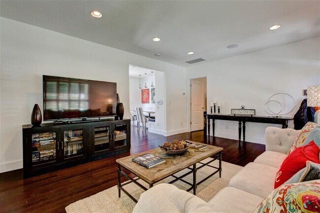 Building Photo - CHIC CORNER LOT BUNGALOW ON HISTORIC HARRI...