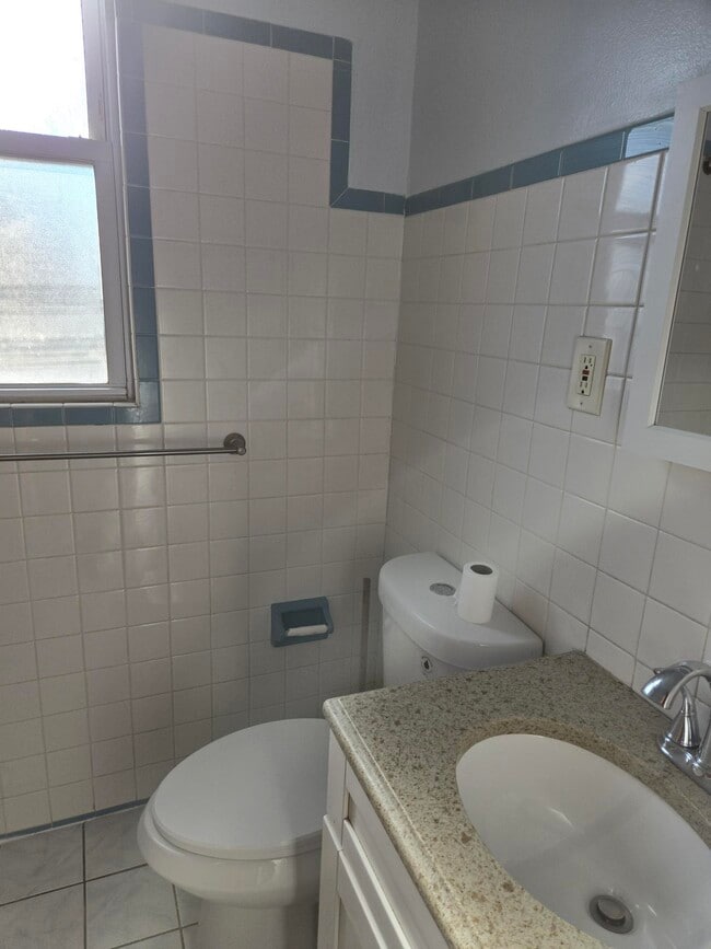 Building Photo - 558 S 7th Ave