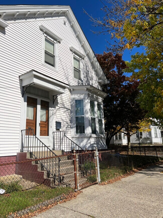 Foto del edificio - 585 Plainfield St