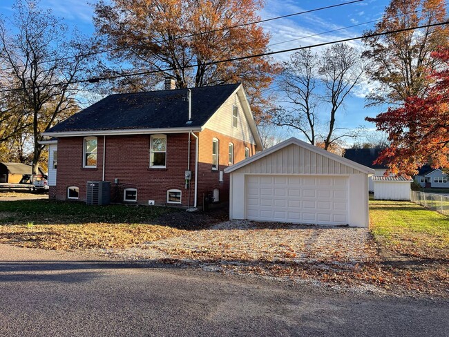 Building Photo - Newley Remodeled 2 Bedroom Home