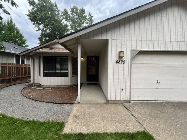 Building Photo - Comfortable Single-Level Living in Southwest Portland with Vaulted Ceilings, Spacious Backyard & ...