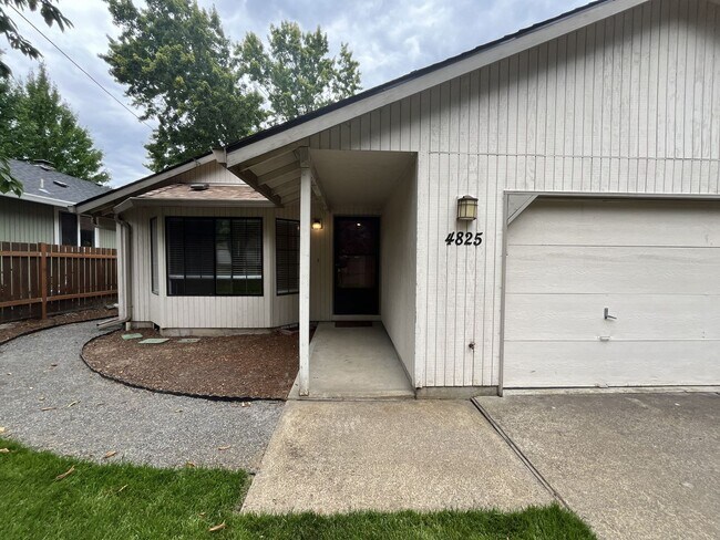 Foto del edificio - Comfortable Single-Level Living in Southwest Portland with Vaulted Ceilings, Spacious Backyard & ...