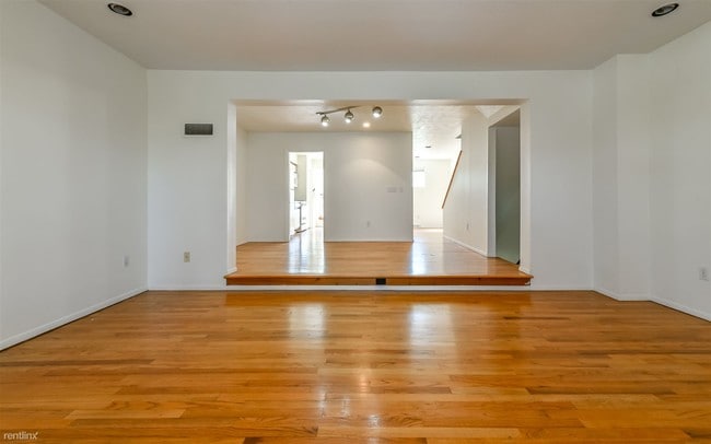 Building Photo - 3 br, 2.5 bath Townhome - 17 Hemingway St