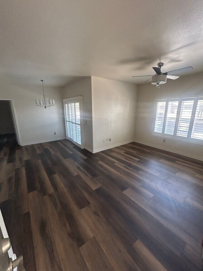 Foto del edificio - 9620 W Russell Rd